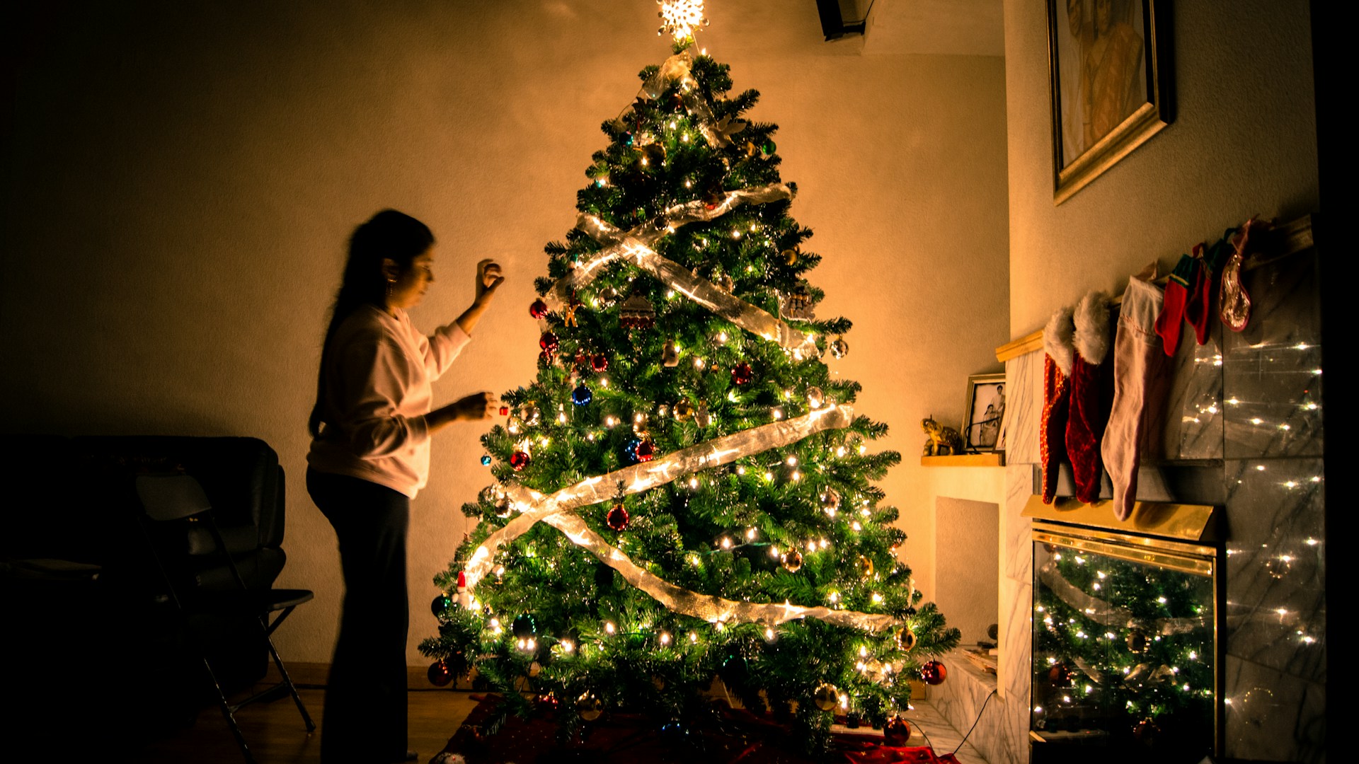 Kunstkerstboom met verlichting in de sale: stijlvol en makkelijk genieten