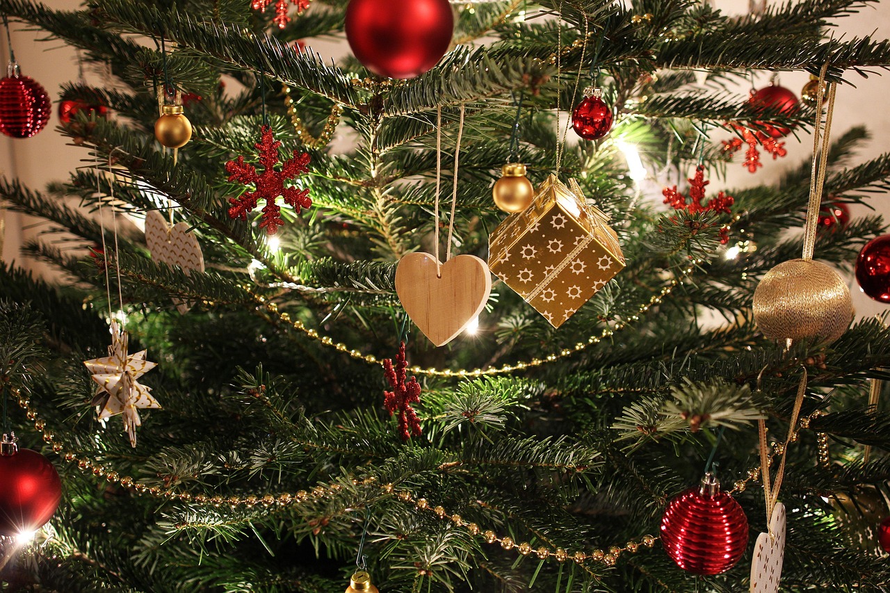 Kerstboom met verlichting van Action: sfeervol en makkelijk voor de feestdagen