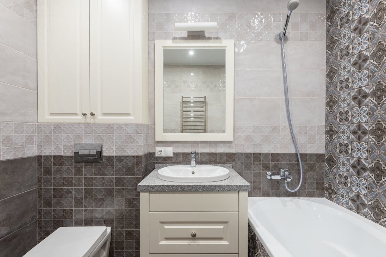 Een frisse start met een spiegelkast met verlichting in de badkamer