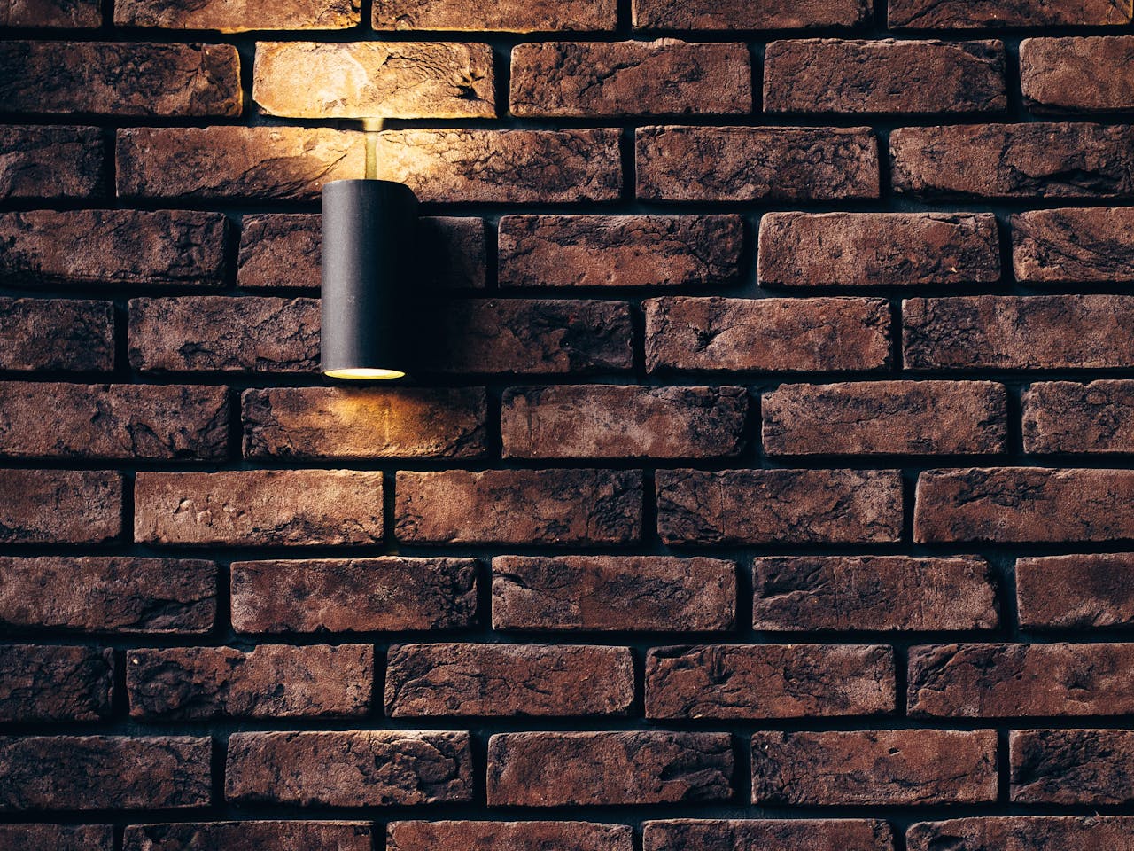 Sfeervolle en praktische verlichting onder je overkapping
