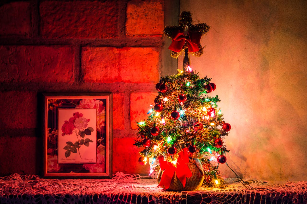 Sfeervol de feestdagen in met een mini kerstboom met verlichting van Action