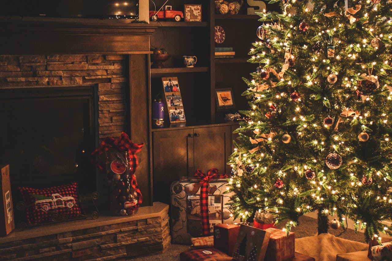 Gemak en sfeer met een kunstkerstboom met verlichting