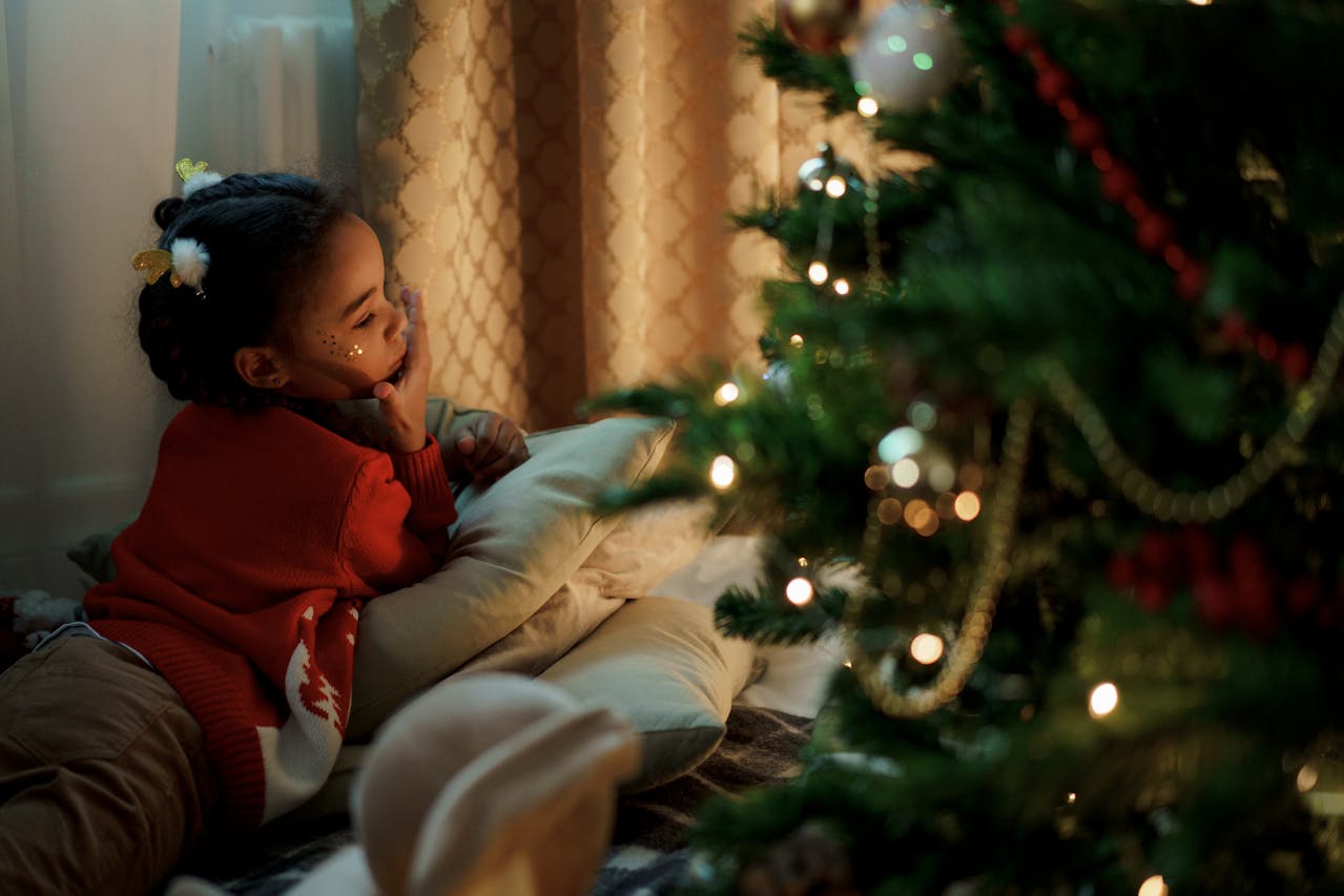 Gezelligheid in huis met een kerstboom en verlichting