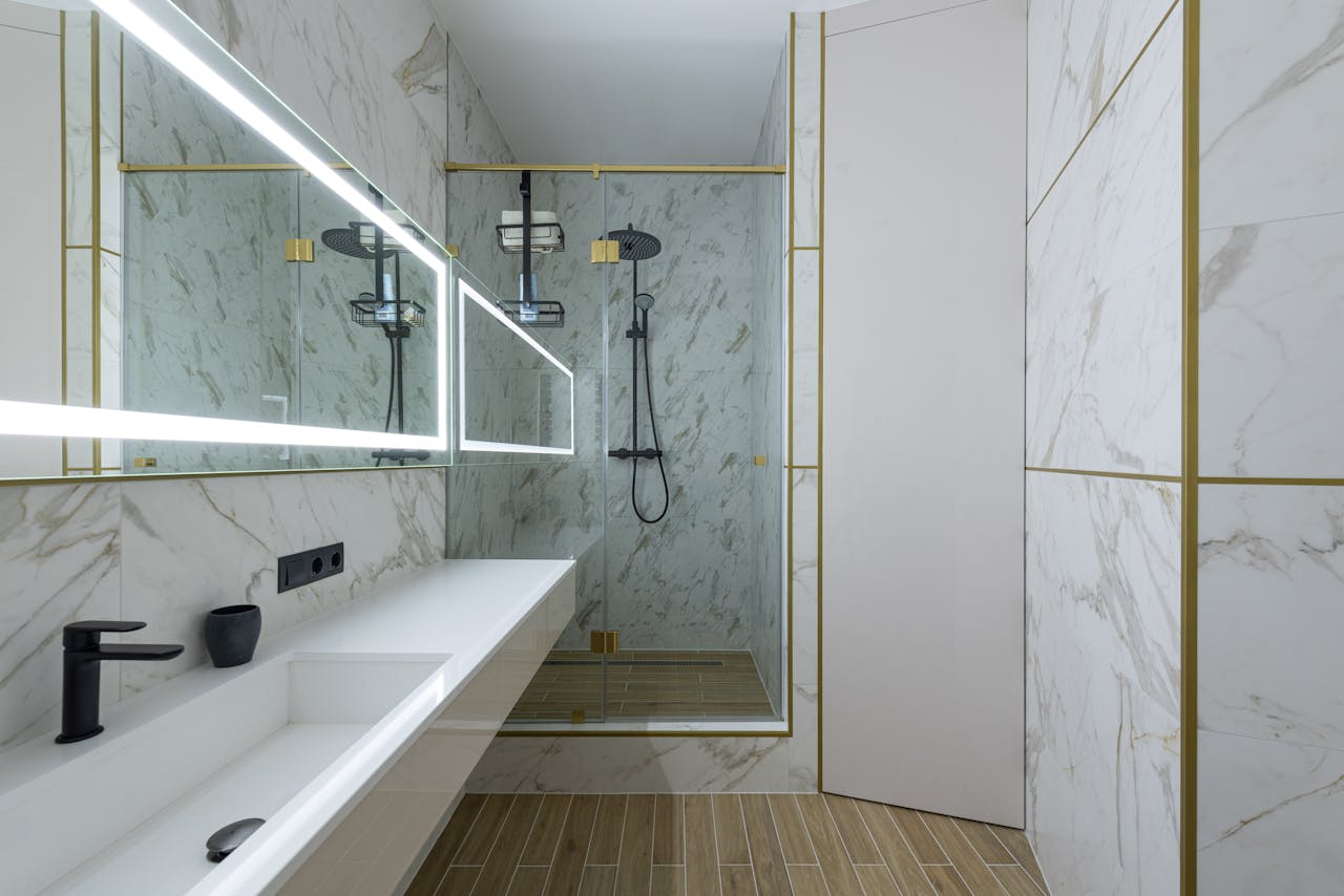 Schitterend licht en gemak met een badkamer spiegel met verlichting